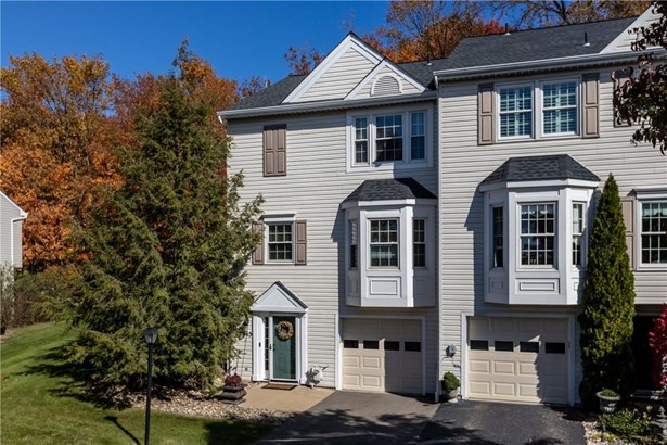 End unit townhouse on a cul de sac in Cherrybrook