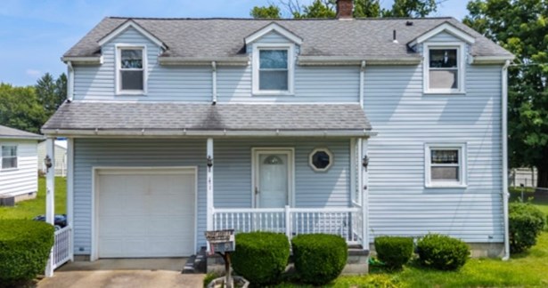 Live in the heart of Grove City in this 3 bedroom