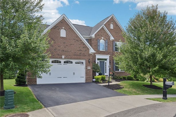 Great curb appeal, flat driveway