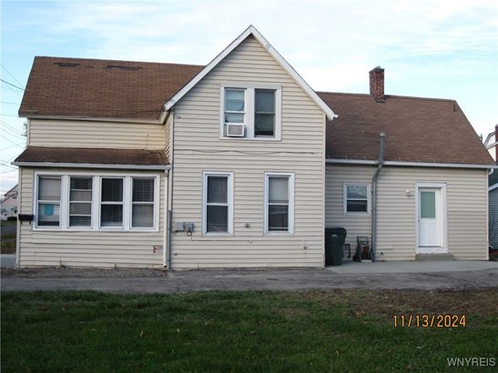 Vinyl Siding 3 bedrooms on Park Like yard.