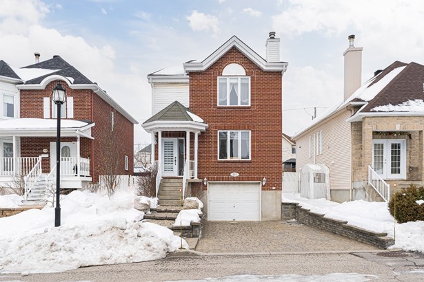 255 Rue Larivière, Laval (Sainte-Dorothée), QC, Canada being shown by M ...