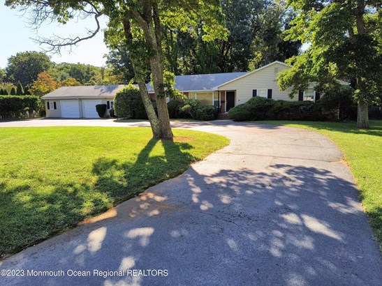 Single Family Residence, Ranch - Lincroft, NJ