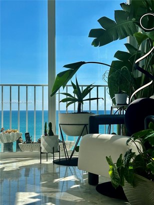 Condominium, High Rise,Penthouse - Miami Beach, FL