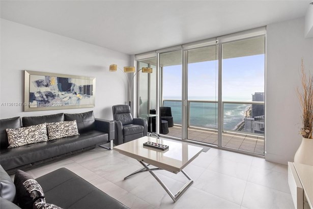 Condominium, High Rise - Hallandale Beach, FL