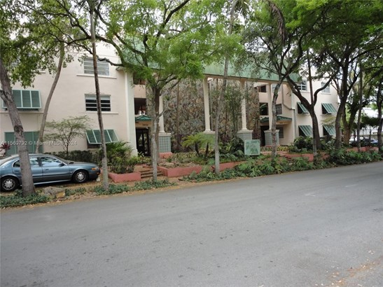 Condominium, Garden Apartment - Miami, FL