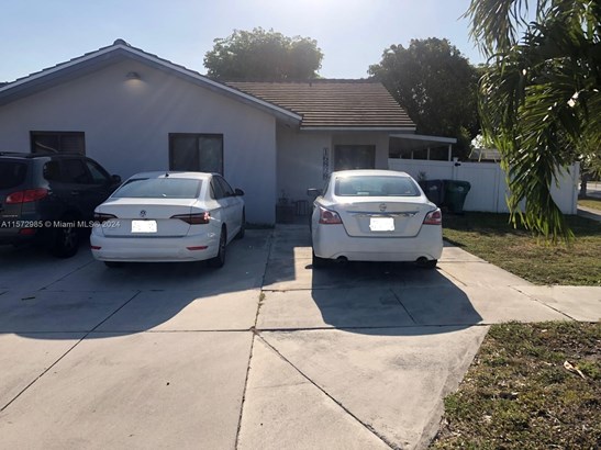 Detached,One Story, Single Family Residence - Hialeah, FL
