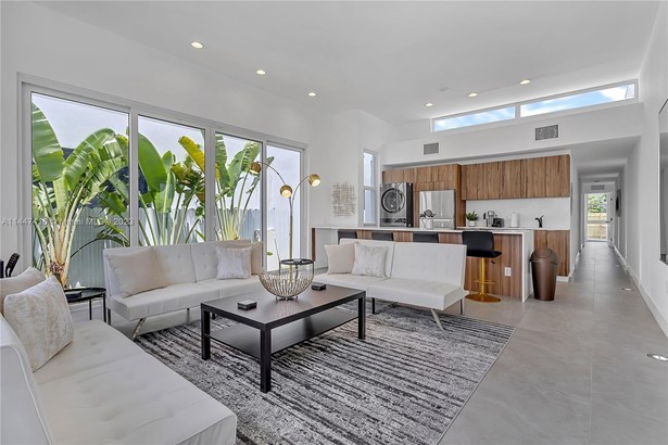 Detached,One Story,Duplex, Single Family Residence - Miami, FL