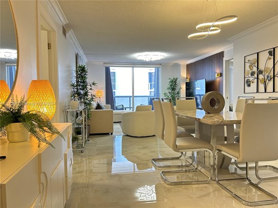Condominium, High Rise - Miami Beach, FL