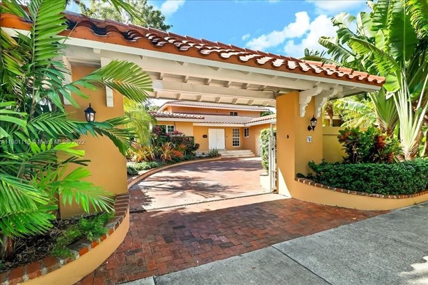 Single Family Residence, Detached,Two Story - Miami, FL
