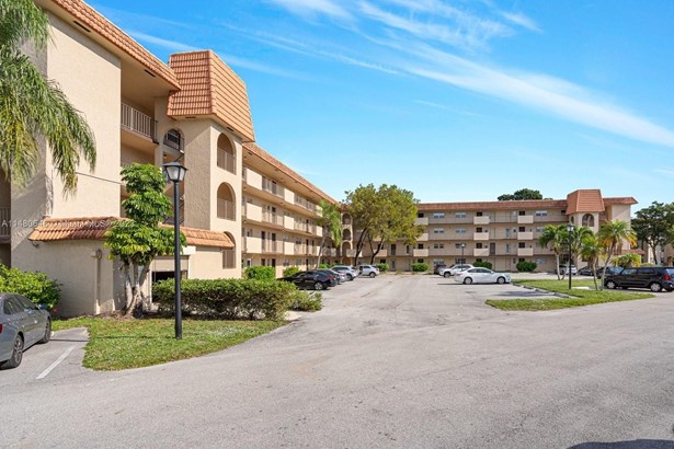 Condominium, Garden Apartment - Lauderhill, FL
