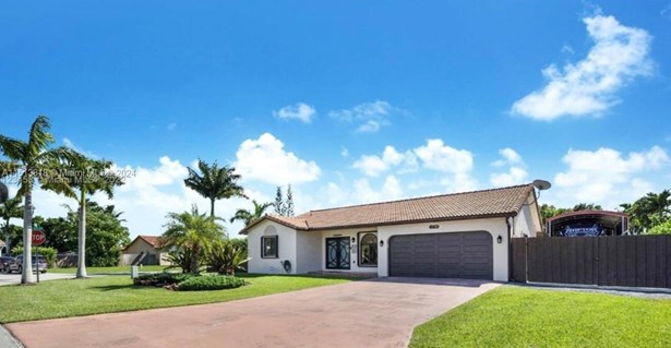 Detached,One Story, Single Family Residence - Miami, FL