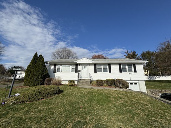 Single Family For Sale, Ranch - Trumbull, CT