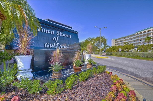 Condominium - GULFPORT, FL