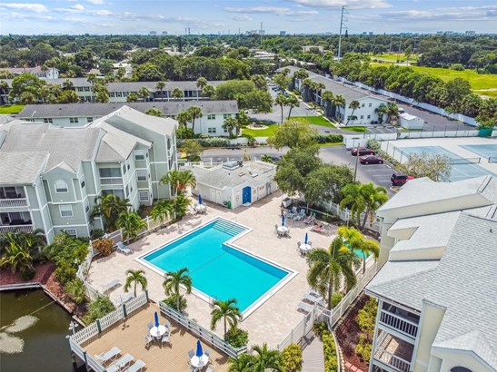 Condominium - SAINT PETERSBURG, FL