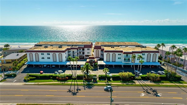 Condominium - BELLEAIR BEACH, FL