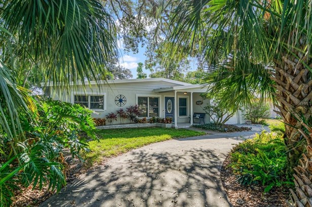 Single Family Residence - BELLEAIR BEACH, FL