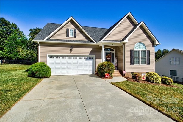 Single Family Residence, Traditional - Taylorsville, NC