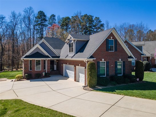 Transitional, Single Family Residence - Stanley, NC