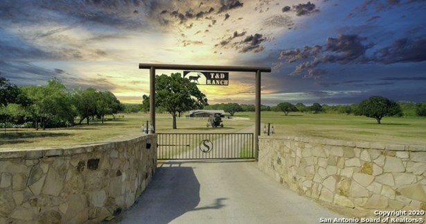 Farm/Ranch - Adkins, TX