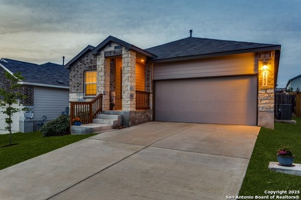 Single Family Detached - Bulverde, TX