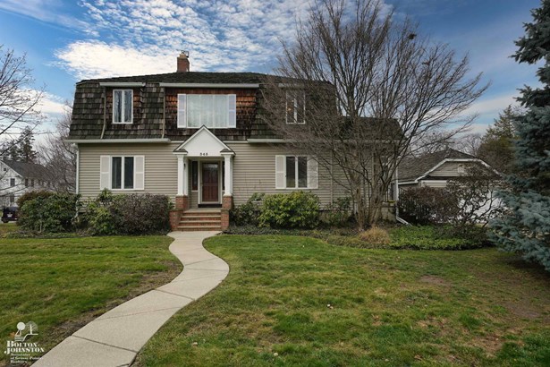 Colonial, Single Family - Grosse Pointe Farms, MI