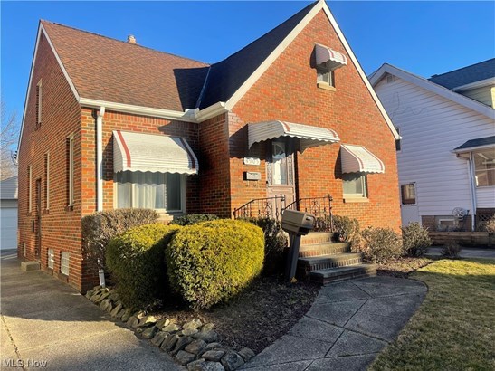 Single Family Residence, Bungalow - Garfield Heights, OH