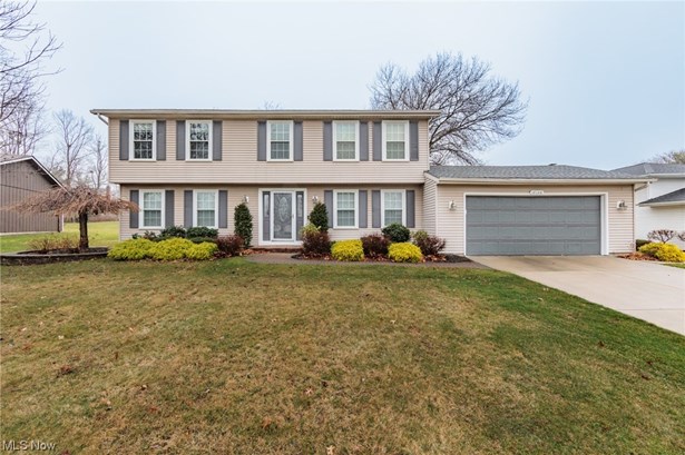Single Family Residence, Colonial - Strongsville, OH