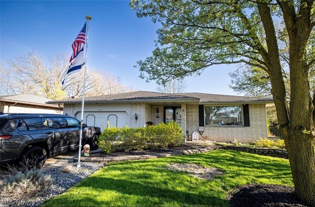 Single Family Residence, Ranch - Parma, OH