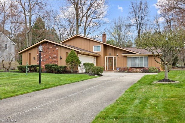 Split Level, Single Family Residence - North Olmsted, OH