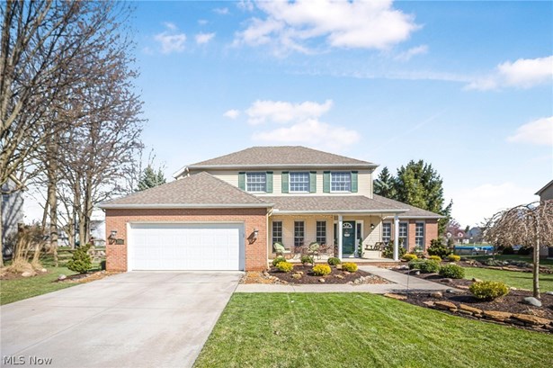 Single Family Residence, Colonial - Avon, OH
