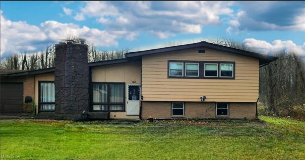 Split Level, Single Family Residence - Huntsburg, OH