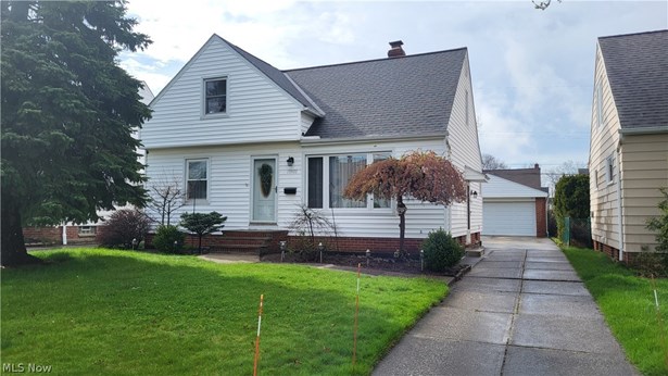 Single Family Residence, Bungalow - Garfield Heights, OH