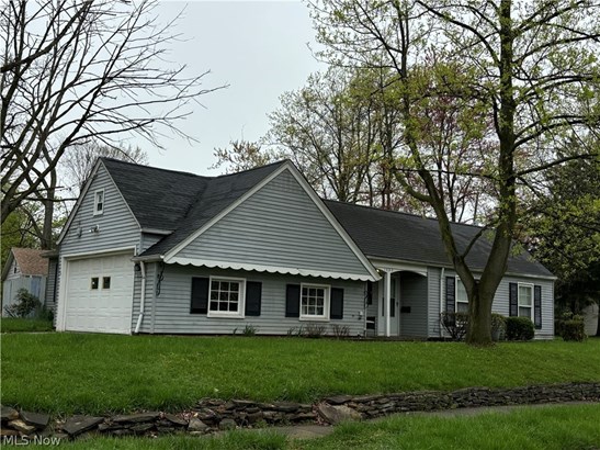 Single Family Residence, Ranch - Euclid, OH