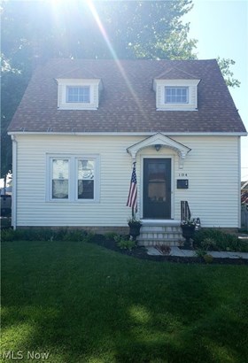 Single Family Residence, Bungalow - Elyria, OH