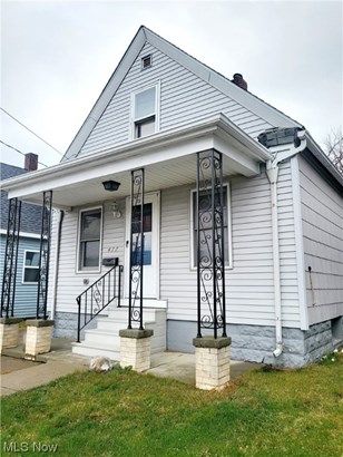 Single Family Residence, Bungalow - Lorain, OH