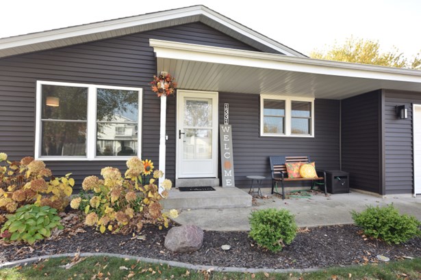 Gorgeous Curb Appeal!