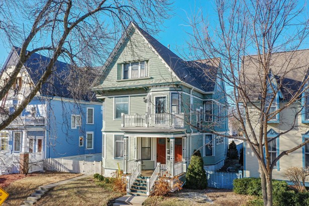 Charming Victorian Duplex in Brewer&apos;s Hi