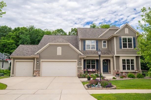 Spectacular Curb Appeal!