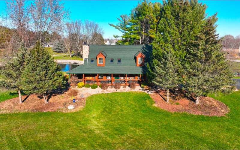 Sprawling Log Cabin on 4 Acres