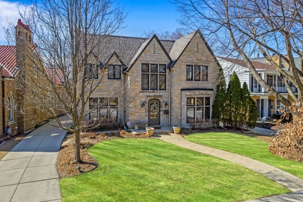 1613 E Blackthorne Pl WFB