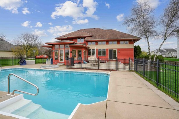 Beautiful Home w a Pool