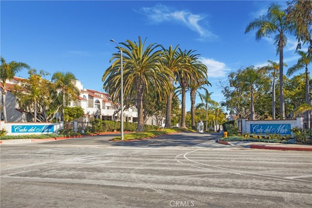 Condominium, Bungalow - Huntington Beach, CA