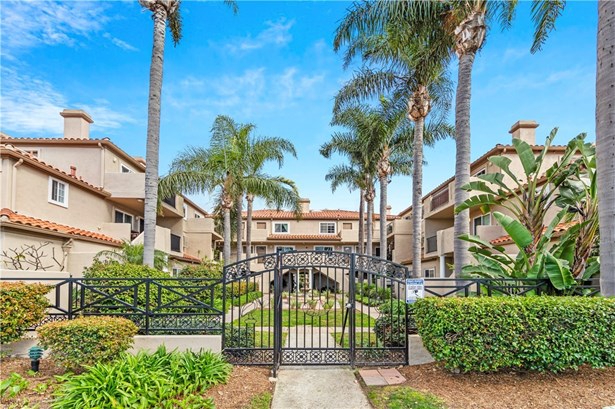 Condominium - Huntington Beach, CA