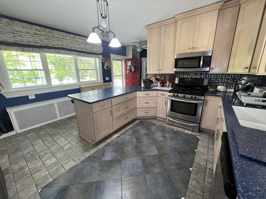 Farmhouse, Single Family - Derry, NH