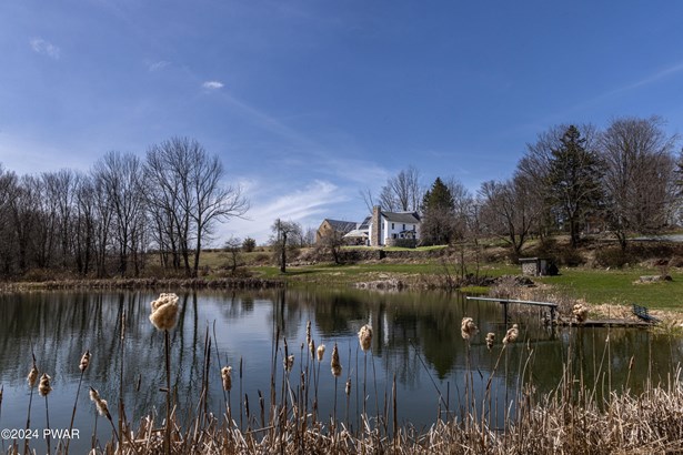 Single Family Residence, Farmhouse - Lake Ariel, PA