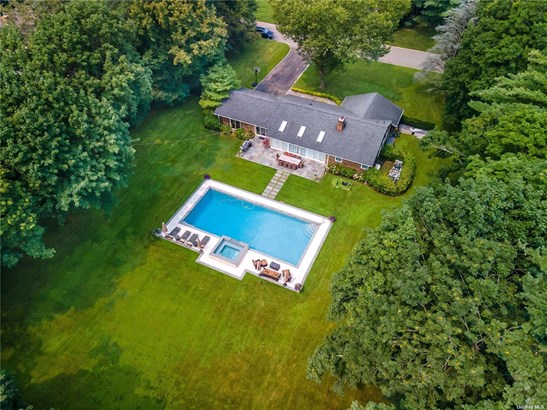Single Family Residence, Ranch - Old Westbury, NY