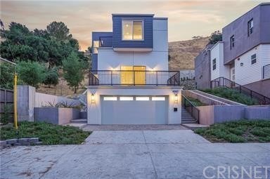 Contemporary,Modern, Single Family Residence - Woodland Hills, CA