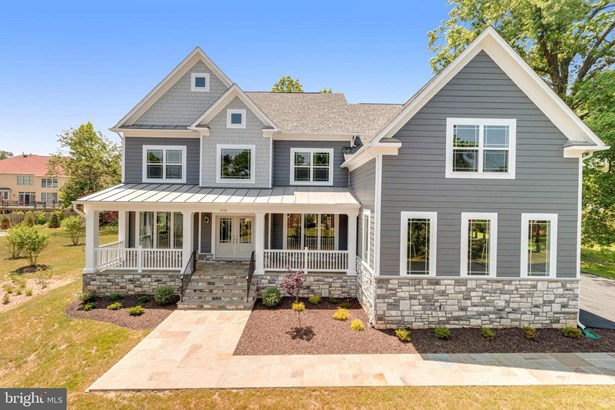 Detached, Single Family - FALLS CHURCH, VA
