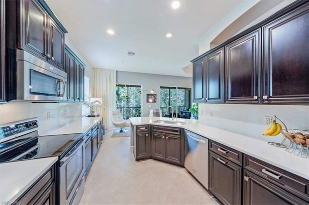 Updated kitchen with Quartz counters,