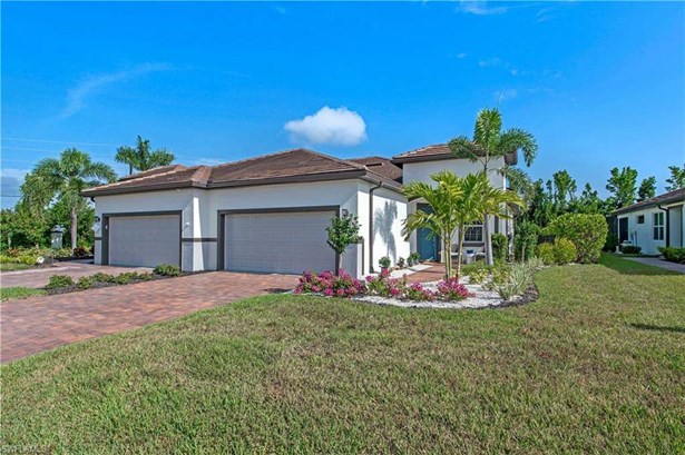 View of front of house featuring a front yard and a garage